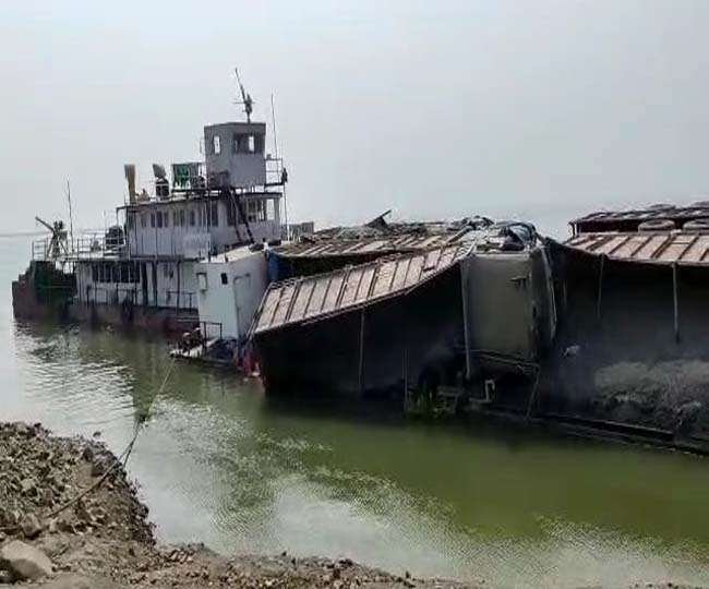 गंगा में डगमगाया पत्‍थरों से लोडेड ट्रकों को ले रहा जहाज, कुछ नदी किनारे पलटे, तो एक समाया पानी के अंदर