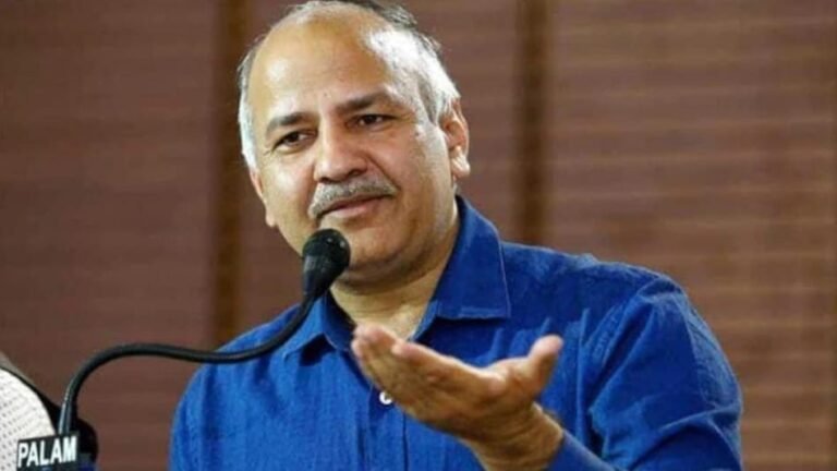 सरकारी स्कूल के गेट पर ‘आई लव मनीष सिसोदिया’ का बैनर टांगना पड़ा महंगा, दिल्ली पुलिस ने दर्ज की FIR