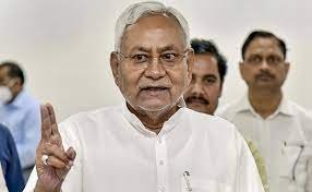 नीतीश कुमार की सुरक्षा में बड़ी चूक, सड़क से फुटपाथ पर कूदे, तेज रफ्तार बाइकर्स की चपेट में आने से बचे