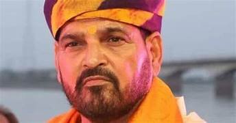 बृजभूषण ने की अयोध्या में सरयू आरती, रैली स्थागित करने के बाद पहुंचे रामनगरी