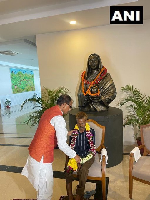 सीधी पेशाब कांड के पीड़ित से मिले शिवराज सिंह चौहान, सीएम आवास में धोए पैर