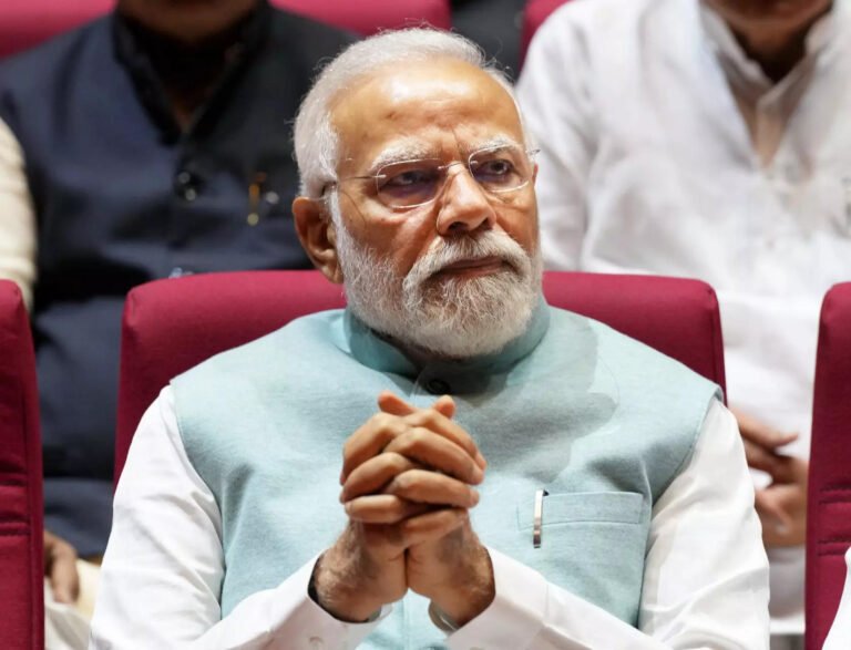 प्लेटफॉर्म पर रहने वाला भी संसद पहुंचा; नए भवन में जाने से पहले भावुक PM मोदी