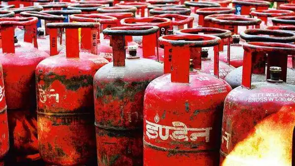 LPG सिलेंडर के दाम घटे, आज मिला नए साल का छोटा गिफ्ट, देखें कहां कितना हुआ सस्ता