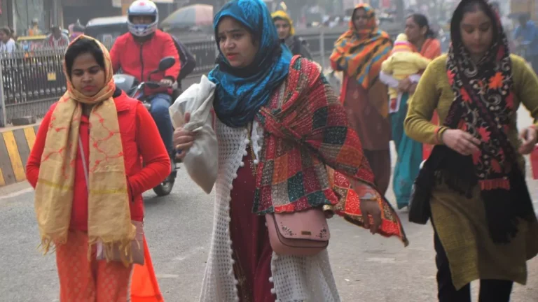 Weather Update: मथुरा में भीषण ठंड से कांपे लोग, पारा पांच डिग्री सेल्सियस पहुंचा, सर्दी के चलते स्कूलों का बदला समय