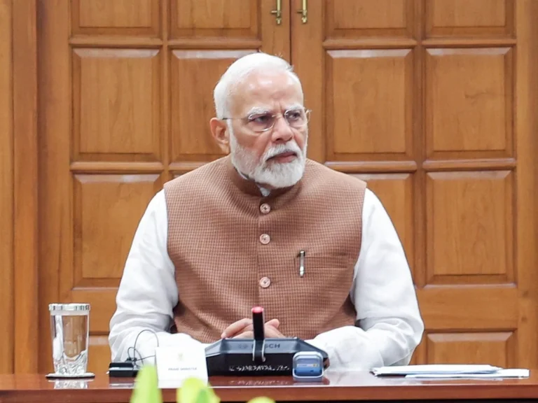 पाकिस्तान से तनाव के बीच पीएम मोदी के आवास पर बड़ी बैठक, तीनों पूर्व सेना प्रमुखों के साथ लंबी चर्चा