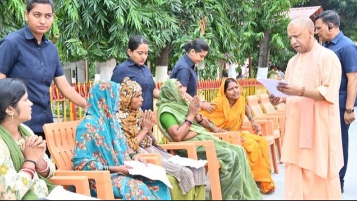 हाथ जोड़ आंचल फैलाकर सीएम योगी से मांगी मदद