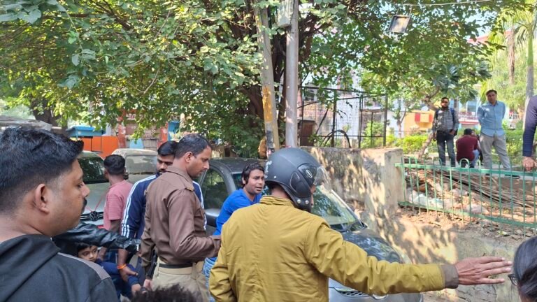 अनियंत्रित वाहन की टक्कर से कई गाड़ियां क्षतिग्रस्त