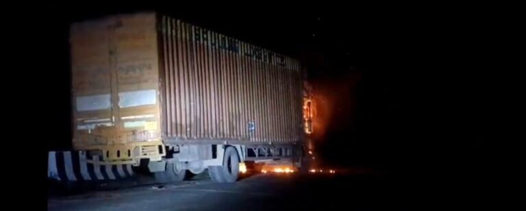 बिजली के पोल से टकराया कन्टेनर ट्रक, लगी आग – ड्राइवर ने कूदकर बचाई जान