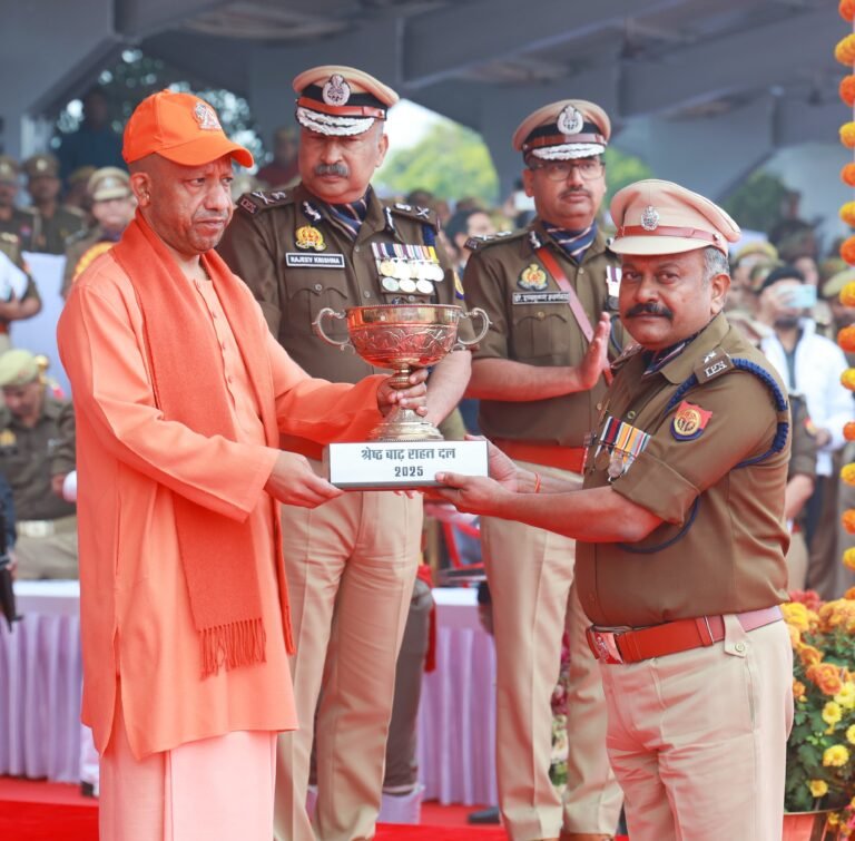 पीएसी के 78वें स्थापना दिवस पर सीएम योगी का निरीक्षण।