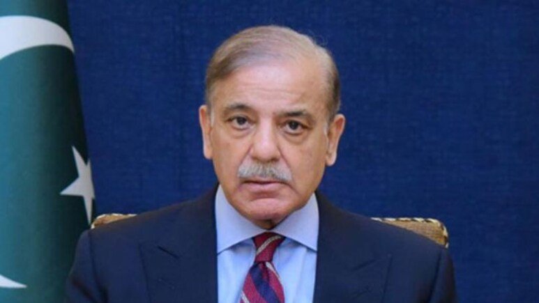 'दोस्त मुल्कों से मांगना पड़ा कर्ज' शहबाज शरीफ ने भावुक होते हुए कहा, 'मैं आपको कैसे बताऊं कि हमने किन-किन दोस्त मुल्कों के दर पर जाकर कर्ज की दरखास्तें दीं. उन मुल्कों ने हमें मायूस तो नहीं किया, लेकिन जो कर्ज लेने जाता है, उसका सिर हमेशा झुका रहता है.' 'कर्ज मांगने पर इज्जत से समझौता करना पड़ता है' शहबाज ने स्पष्ट शब्दों में माना कि जब कोई देश आर्थिक मदद मांगता है, तो उसे अपनी 'इज्जत-ए-नफ्स' (आत्मसम्मान) के साथ समझौता करना पड़ता है और कर्ज देने वालों की ऐसी शर्तें (Obligations) माननी पड़ती हैं, जिनका बोझ उठाना नामुमकिन होता है. यह भी पढ़ें- मुनीर ने ट्रंप को दिखाया ठेंगा! ईरान पर हमले को लेकर अमेरिका को ही दे डाली नसीहत गौरतलब है कि शहबाज की यह स्वीकारोक्ति ऐसे समय आई है जब पाकिस्तान के आर्थिक हालात लगातार बिगड़ रहे हैं और पारंपरिक सहयोगी देश भी अब केवल मदद नहीं, बल्कि व्यापार, निवेश और नवाचार आधारित साझेदारी की उम्मीद कर रहे हैं. पहले भी कर चुके ऐसी बातें शरीफ पहले भी कह चुके हैं कि वे दुनिया में भीख का कटोरा लेकर घूमना नहीं चाहते, लेकिन इस बार उन्होंने खुलकर स्वीकार किया कि पाकिस्तान को जिस स्थिति का सामना करना पड़ रहा है, वह बेहद शर्मनाक और असहज करने वाली है. कर्ज तले दबा पाकिस्तान पाकिस्तान न केवल IMF और विश्व बैंक का कर्जदार है, बल्कि वह चीन और सऊदी अरब से लिए गए भारी कर्ज के बोझ के तले दबा है. दिसंबर 2025 तक पाकिस्तान का कुल विदेशी ऋण लगभग 52.366 बिलियन अमेरिकी डॉलर तक पहुंच चुका है.