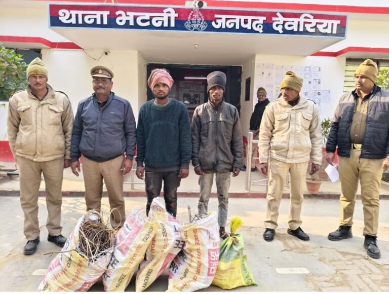 चीनी मिल से कबाड़ की चोरी करते दो शातिर पुलिस हिरासत में