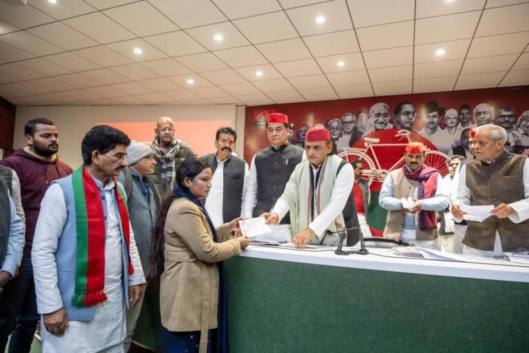 सपा सुप्रीमो ने देवरिया व मुरादाबाद के दिवंगत बीएलओ के परिजनों को दो-दो लाख रुपये के चेक सौंपे और गहरी संवेदना किया व्यक्त