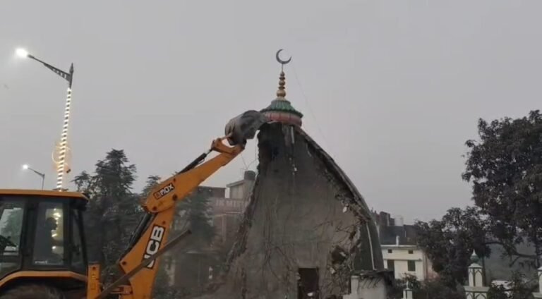 अवैध अतिक्रमण पर बड़ी कार्रवाई, हटाई गयी अब्दुल गनी शाह की मजार