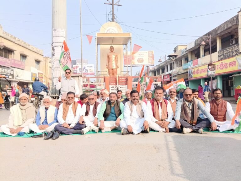 भाजपा सरकार पर जनता की आवाज दबाने का आरोप, कांग्रेस व एनएसयूआई कार्यकर्ताओं ने किया प्रदर्शन