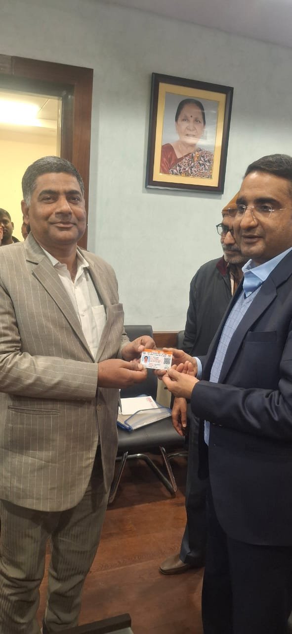 वरिष्ठ पत्रकार सुमंत शुक्ल को निदेशक सूचना ने मान्यता कार्ड सौंपा