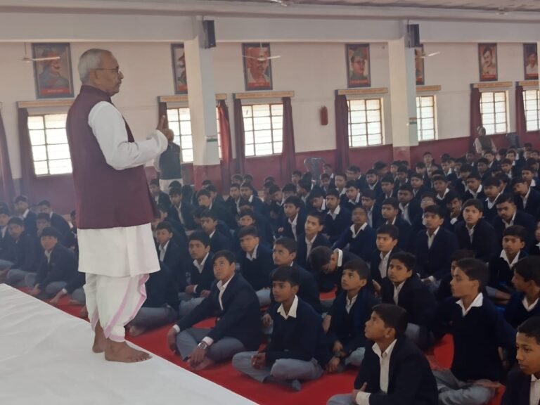 परीक्षा को तनाव नहीं, प्रेरणा के रूप में लें छात्र: अनिरुद्ध