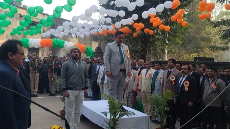 समर्पण व सत्यनिष्ठा से दायित्व निर्वहन का आह्वान  दीवानी न्यायालय में जनपद न्यायाधीश ने किया झंडारोहण