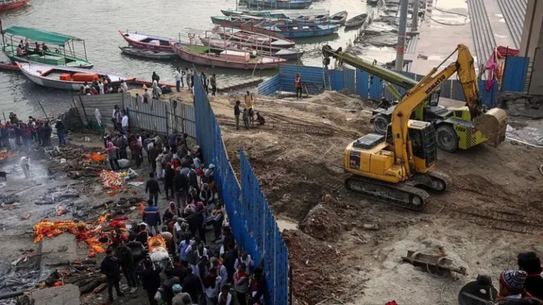 बनारस के मणिकर्णिका घाट पर अहिल्याबाई की मूर्ति को लेकर विवाद, स्थानीय लोग कैसे देख रहे हैं?- ग्राउंड रिपोर्ट