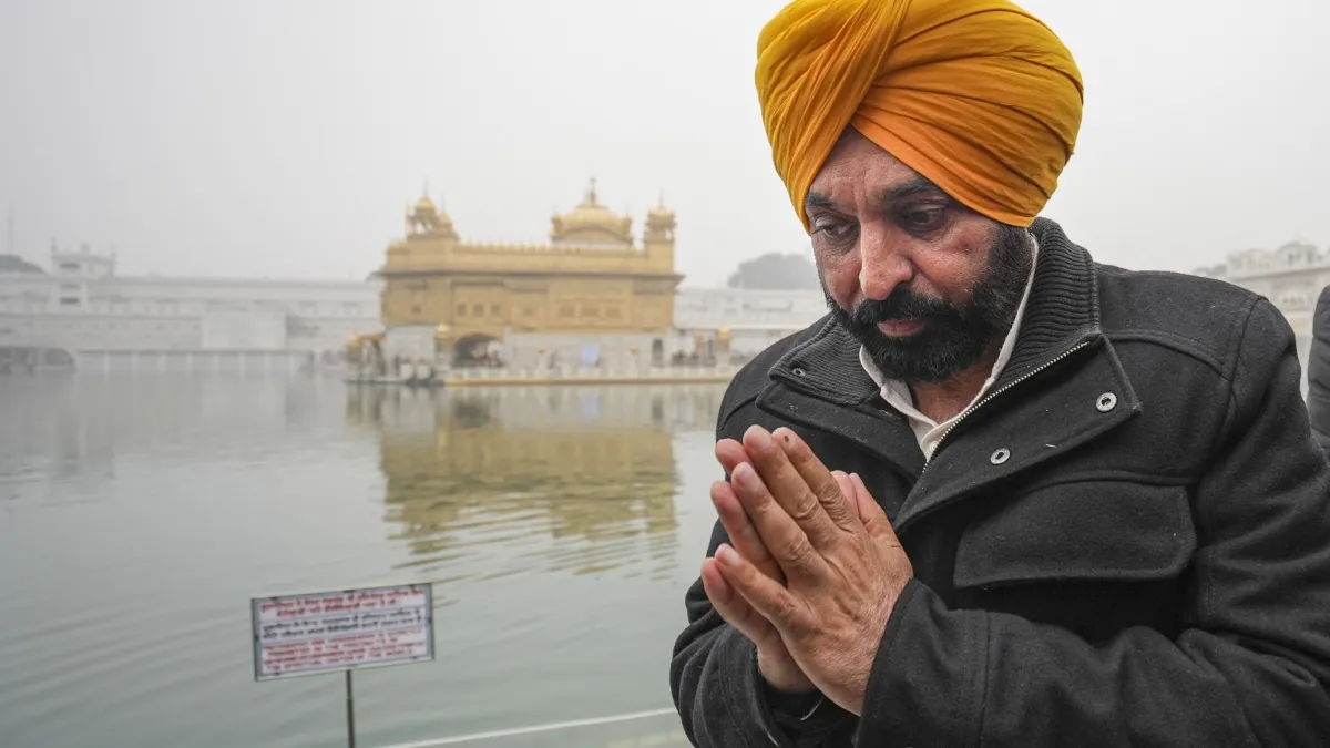 गोलक विवाद पर जत्थेदार के सामने पेश हुए CM भगवंत मान, नंगे पांव अकाल तख्त के सचिवालय पहुंचकर दी सफाई