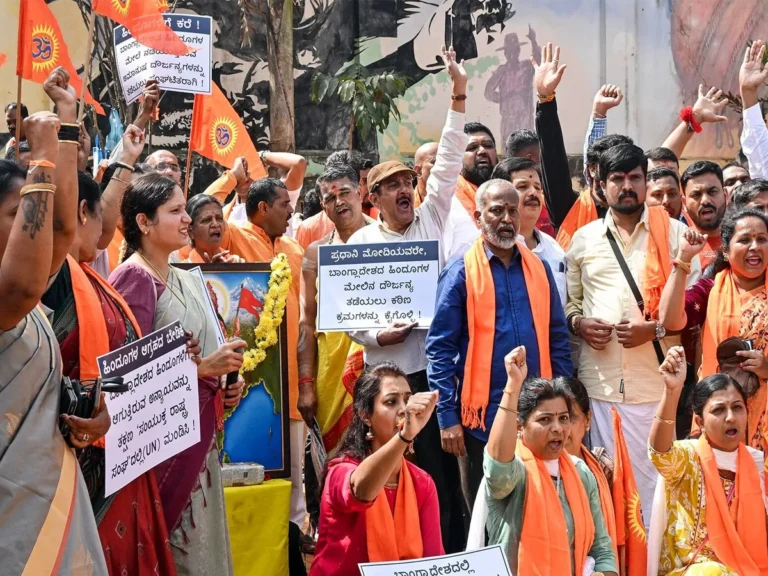 बांग्लादेश में फिर हिंदू शख्स की लिंचिंग; पहले चाकू से गोदा, फिर सरेआम जिंदा जलाने की कोशिश