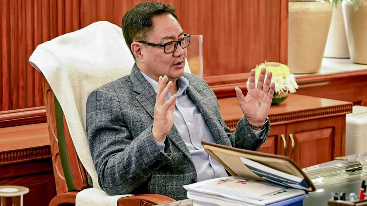 राष्ट्रपति के संबोधन से होगी सत्र की शुरुआत 2026-27 का केंद्रीय बजट 1 फरवरी को पेश किया जाएगा। सत्र की शुरुआत भारत की राष्ट्रपति द्रौपदी मुर्मू द्वारा लोकसभा और राज्यसभा के सदस्यों को संबोधित करके होगी। बजट से पहले, वित्त मंत्रालय ने बुधवार को सोशल मीडिया प्लेटफॉर्म X पर पहले से घोषित कस्टम ड्यूटी दरों पर जोर दिया। पिछले बजट सत्रों में, भारत को वैश्विक इलेक्ट्रॉनिक्स हब बनाने और घरेलू इलेक्ट्रॉनिक सामान के उत्पादन को बढ़ावा देने के लिए महत्वपूर्ण कदम उठाए गए थे। इसके अलावा कई अन्य उद्योगों ने भी बजट में अपने लिए कुछ सकारात्मक प्रावधान होने की उम्मीद जताई है। रविवार होने के बावजूद खुले रहेंगे शेयर बाजार रिपोर्ट्स के मुताबिक, प्रमुख शेयर बाजार BSE और NSE इस साल एक फरवरी को बजट पेश होने के दिन रविवार होने के बावजूद कारोबार के लिए खुले रहेंगे। NSE ने शुक्रवार को निवेशकों को जारी एक परिपत्र में कहा कि केंद्रीय बजट पेश होने के कारण एक फरवरी को सामान्य समय के हिसाब से ‘लाइव’ कारोबारी सत्र आयोजित किया जाएगा। परिपत्र के मुताबिक, ‘प्री-ओपन मार्केट’ सुबह 9 बजे शुरू होकर 9.08 बजे समाप्त होगा और सामान्य कारोबार सुबह 9.15 बजे से दोपहर 3.30 बजे तक चलेगा। इसी तरह, BSE के नोटिस के मुताबिक, एक फरवरी को ‘विशेष कारोबार दिवस’ ​​घोषित किया गया है और बाजार सामान्य कारोबारी घंटों के लिए खुले रहेंगे।