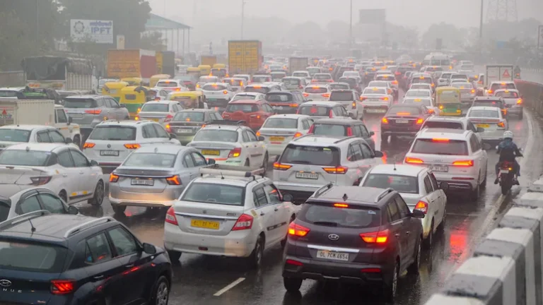 Rain in Delhi: आज तो आंधी-बारिश ने हिला दिया , दिल्ली NCR में बदला मौसम, बादल गरजे, बिजली चमकी तो ताबड़तोड़ ओले भी गिरे