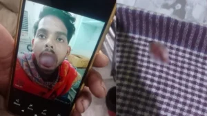 उत्तर प्रदेश के गाजियाबाद जिले से एक बड़ी ही हैरान कर देने वाली वारदात सामने आई है। यहां पर एक विवाहिता ने अपने पति की जीभ चाकू से काटकर अलग कर दी है। घटना के सामने आने के बाद पीड़ित युवक को स्थानीय अस्पताल में ले जाया गया, जहां डॉक्टरों ने उसे मेरठ के रेफर कर दिया। युवक बोलने की स्थिति में नहीं है। आज सुबह घटना का पता चलते ही मौके पर आसपास के लोगों की भीड़ भी लग गई। आइए जानते हैं इस घटना के बारे में विस्तार से। क्या है पूरा मामला? मोदीनगर के संजयपुरी निवासी विपिन 2025 में मेरठ के मलियाना निवासी ईशा के साथ हुई थी। परिवार में युवक और उसकी पत्नी के अलावा मां गीता देवी हैं। युवक मोदीनगर में एक फैक्ट्री में प्राइवेट नौकरी करता है। मां गीता ने बताया कि "सोमवार रात बेटे विपिन की पत्नी ईशा ने खाना बनाया। मैं खाना खाकर अपने कमरे में चली गई, जबकि बेटा और उसकी बहू ऊपर के कमरे में थे। इस बीच दोनों में खाना बनाने को लेकर झगड़ा होने लगा। रात के 11 बजे के बाद यह विवाद हुआ। इसके बाद ईशा विपिन से लड़ने लगी। मैंने सोचा कि बेटा और बहू हैं आपस में निपट जाएगा। रात के करीब 1 बजे पत्नी ने रसोई से चाकू लाकर पति विपिन की जीभ काट दी। जीभ को बेड पर ही फेंक दिया।" विपिन रोते हुए मां के पास पहुंचा पीड़ित की मां ने बताया- "विपिन रोते हुए मां के पास पहुंचा, मां ने शोर मचाया तो आसपास के लोगों को जगाया। पहले युवक को मोदीनगर के जीवन अस्पताल में भर्ती कराया, उसके बाद डॉक्टरों ने मेरठ के सुभारती में रेफर कर दिया। युवक बोल नहीं पा रहा है। डॉक्टरों ने बताया कि ऑपरेशन के बाद ही कुछ आगे की स्थिति बताई जा सकती है। युवक की कटी हुई जीभ भी परिवार के लोग अस्पताल लेकर पहुंचे।" पुलिस ने क्या बताया? आज मंगलवार सुबह जब आसपास के लोगों को घटना का पता चला तो भीड़ लग गई। सूचना पर आसपास के लोग जुट गए। घटना के बाद विपिन की पत्नी ईशा ने खुद को कमरे में बंद कर लिया था। भीड़ ने बाहर निकालकर उसे खूब मारा पीटा। ईशा के मायके पक्ष के एक व्यक्ति को भी खूब पीटा गया है। इस मामले में SHO मोदीनगर आनंद प्रकाश का कहना कि पुलिस तहरीर मिलने पर उसी आधार पर कार्रवाई करेगी। (रिपोर्ट: जुबैर अख्तर)