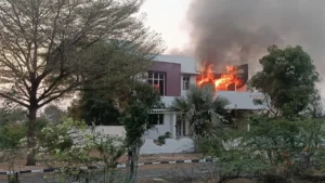 बेल्लारी: BJP विधायक जनार्दन रेड्डी के घर में लगी आग, साजिश की आशंका; कांग्रेस विधायक के समर्थकों से हुई थी झड़प