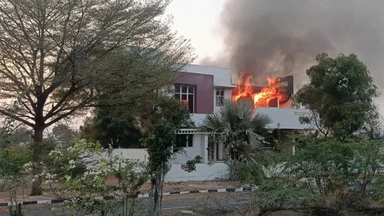 बेल्लारी: BJP विधायक जनार्दन रेड्डी के घर में लगी आग, साजिश की आशंका; कांग्रेस विधायक के समर्थकों से हुई थी झड़प