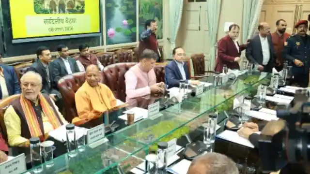 बजट सत्र से पूर्व सर्वदलीय बैठक में पहुंचे मुख्यमंत्री योगी