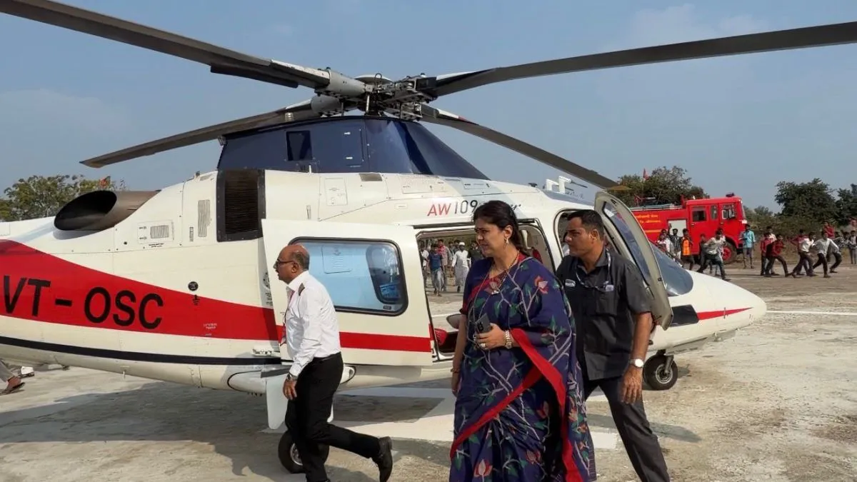 BJP नेता और कैबिनेट मंत्री पंकजा मुंडे के हेलिकॉप्टर में आई खराबी, आनन-फानन में लिया गया ये फैसला