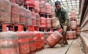 गैस संकट: शादी के लिए अब सिर्फ दो सिलेंडर ही मिलेंगे, उत्तराखंड में हेल्पलाइन नंबर जारी