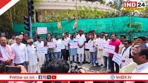 गैस सिलेंडर की किल्लत और कालाबाजारी के खिलाफ कांग्रेसियों का डीएम कार्यालय पर प्रदर्शन