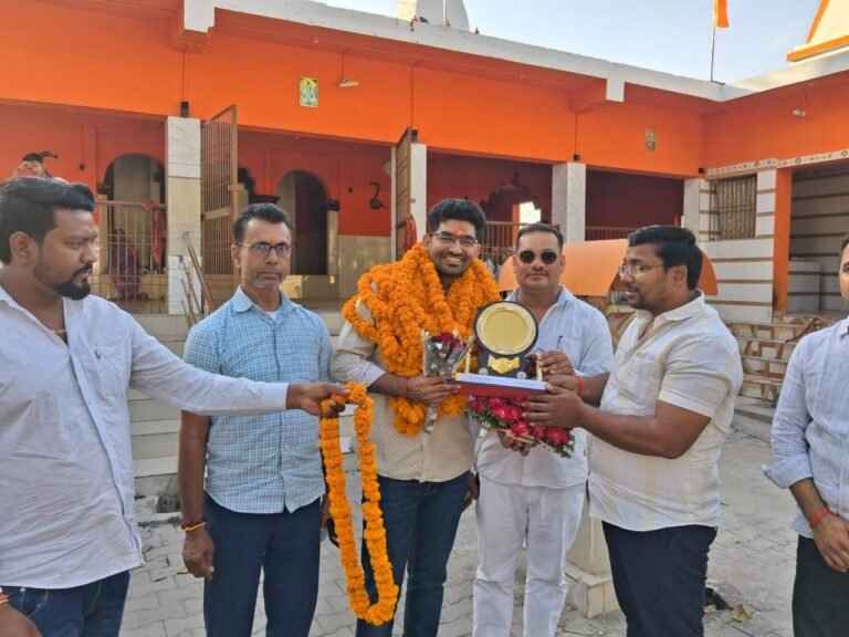 नायब तहसीलदार पद पर चयनित त्रिपुरेश मणि का गांव पहुंचने पर भव्य स्वागत