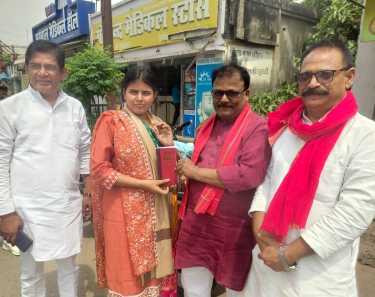 पीसीएस में चयनित अनुष्का यादव को भारतीय संविधान किया भेंट