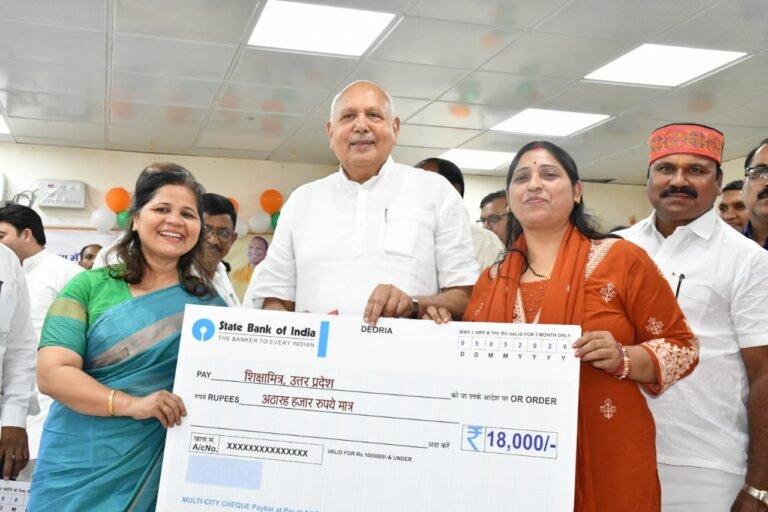 देवरिया क्लब में शिक्षामित्र सम्मान समारोह, बढ़े मानदेय का वितरण