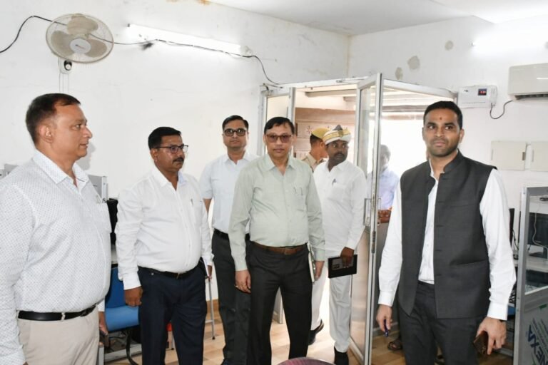 देवरिया के नवागत डीएम मधुसूदन हुल्गी ने संभाला कार्यभार