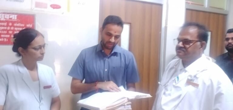 मेडिकल कॉलेज का औचक निरीक्षण,अनावश्यक रेफर पर जिलाधिकारी ने दी चेतावनी