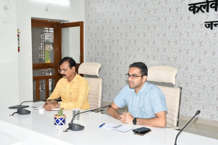 विद्यालयों में गुणवत्तापूर्ण शिक्षा का माहौल बनाएं : जिलाधिकारी