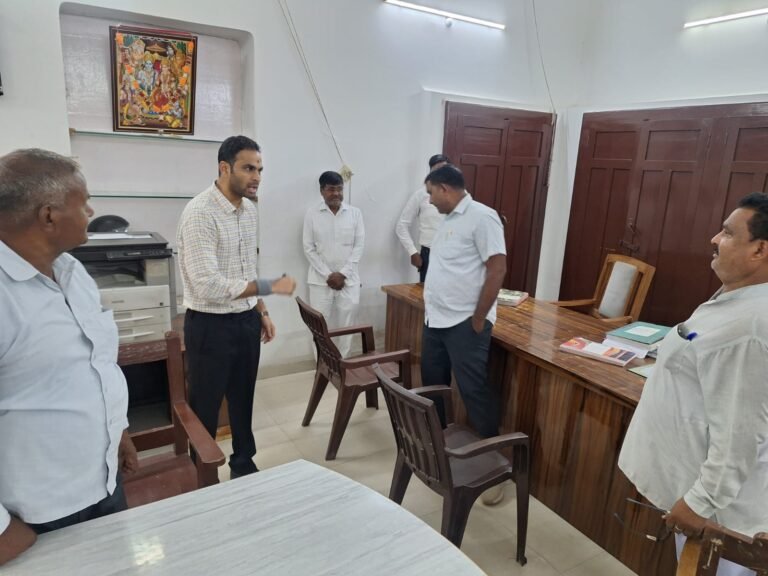 कलेक्ट्रेट का औचक निरीक्षण, समयबद्ध कार्य निष्पादन के दिए निर्देश