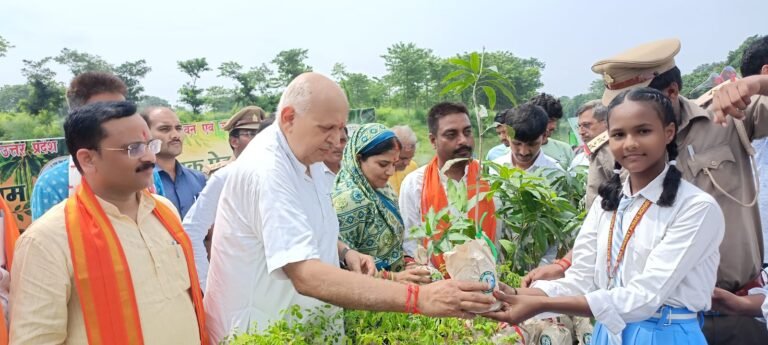 एक पेड़ मां के नाम अभियान में 40 लाख पौधरोपण का क़ृषि मंत्री सूर्य प्रताप शाही ने किया शुभारंभ