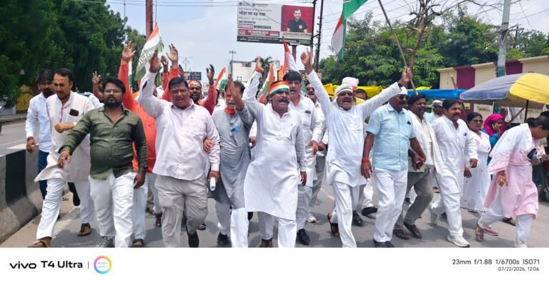 राहुल गांधी के समर्थन में कांग्रेस का प्रदर्शन, राज्यपाल के नाम सौंपा ज्ञापन