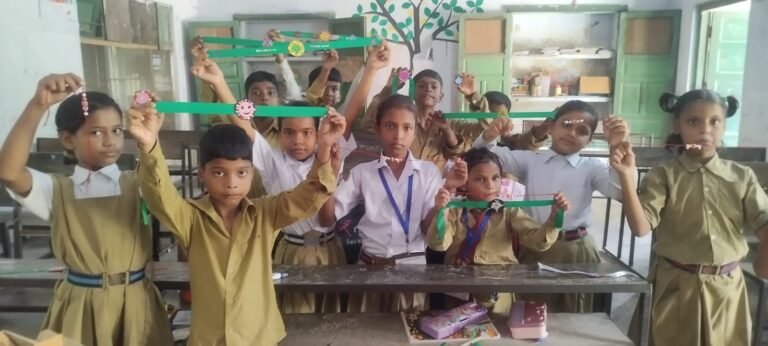 लखनऊ मॉन्टेसरी विद्यालय में शिक्षिकाओं ने बच्चों के साथ मनाया रक्षाबंधन पर्व